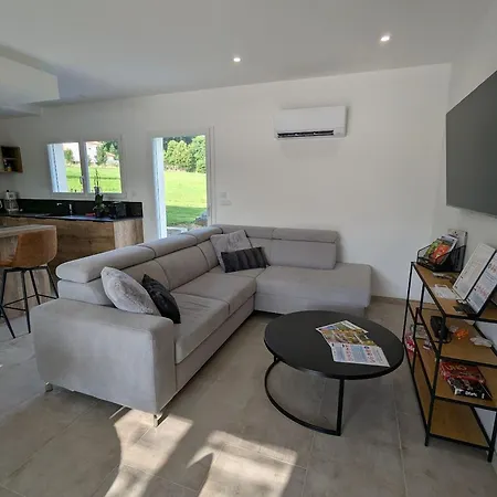 Maison De Raffinee Avec Terrasse Et Piscine Partagee - Fr-1-589-837