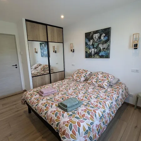 Maison De Raffinee Avec Terrasse Et Piscine Partagee - Fr-1-589-837 * Dounoux