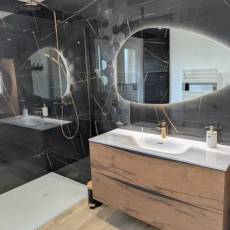 Maison De Raffinee Avec Terrasse Et Piscine Partagee - Fr-1-589-837