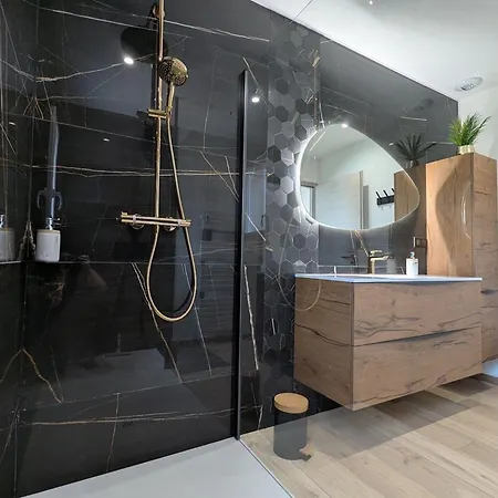 Maison De Raffinee Avec Terrasse Et Piscine Partagee - Fr-1-589-837 펜션