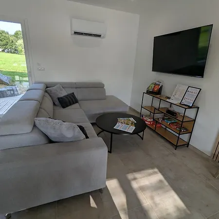 Maison De Raffinee Avec Terrasse Et Piscine Partagee - Fr-1-589-837