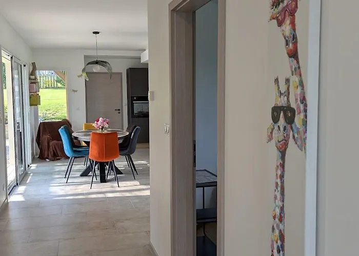 Maison De Raffinee Avec Terrasse Et Piscine Partagee - Fr-1-589-837 *