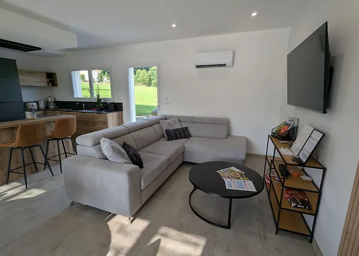 Maison De Raffinee Avec Terrasse Et Piscine Partagee - Fr-1-589-837