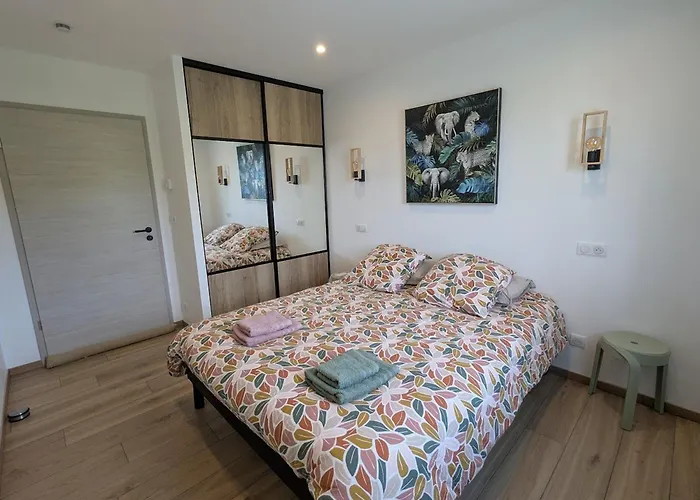 Maison De Raffinee Avec Terrasse Et Piscine Partagee - Fr-1-589-837 * Dounoux