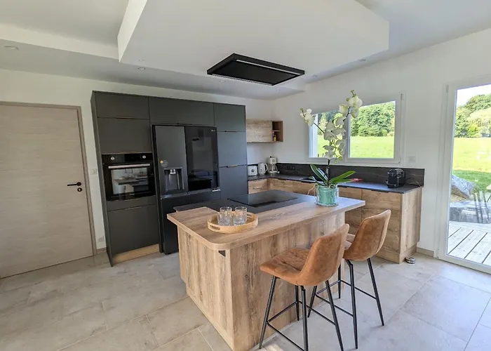 Maison De Raffinee Avec Terrasse Et Piscine Partagee - Fr-1-589-837