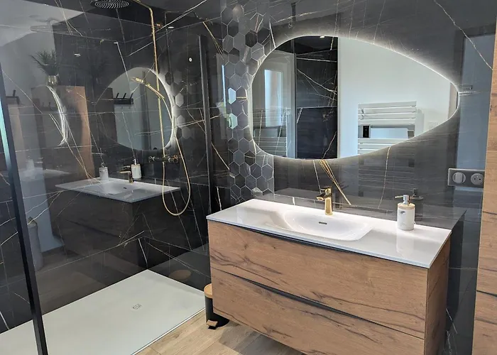 Maison De Raffinee Avec Terrasse Et Piscine Partagee - Fr-1-589-837