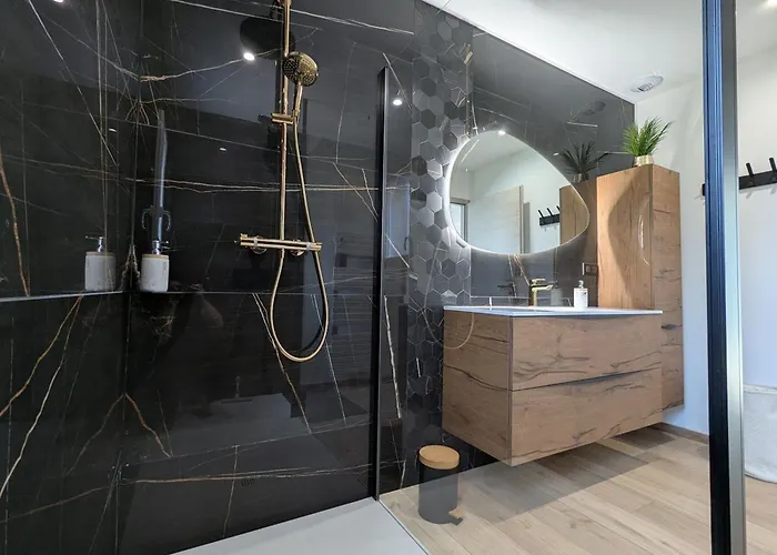 Maison De Raffinee Avec Terrasse Et Piscine Partagee - Fr-1-589-837 Semesterbostad