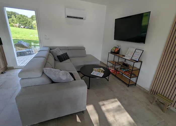 Maison De Raffinee Avec Terrasse Et Piscine Partagee - Fr-1-589-837