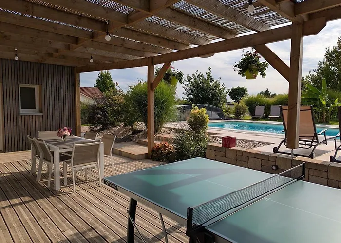 Maison De Raffinee Avec Terrasse Et Piscine Partagee - Fr-1-589-837 Dounoux